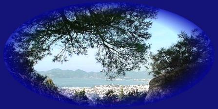 Baie de Cannes : au centre "Le Suquet" et la vielle ville, en arrière plan "L'Estérel". Pour visiter les appartements, cliquez sur la photo.